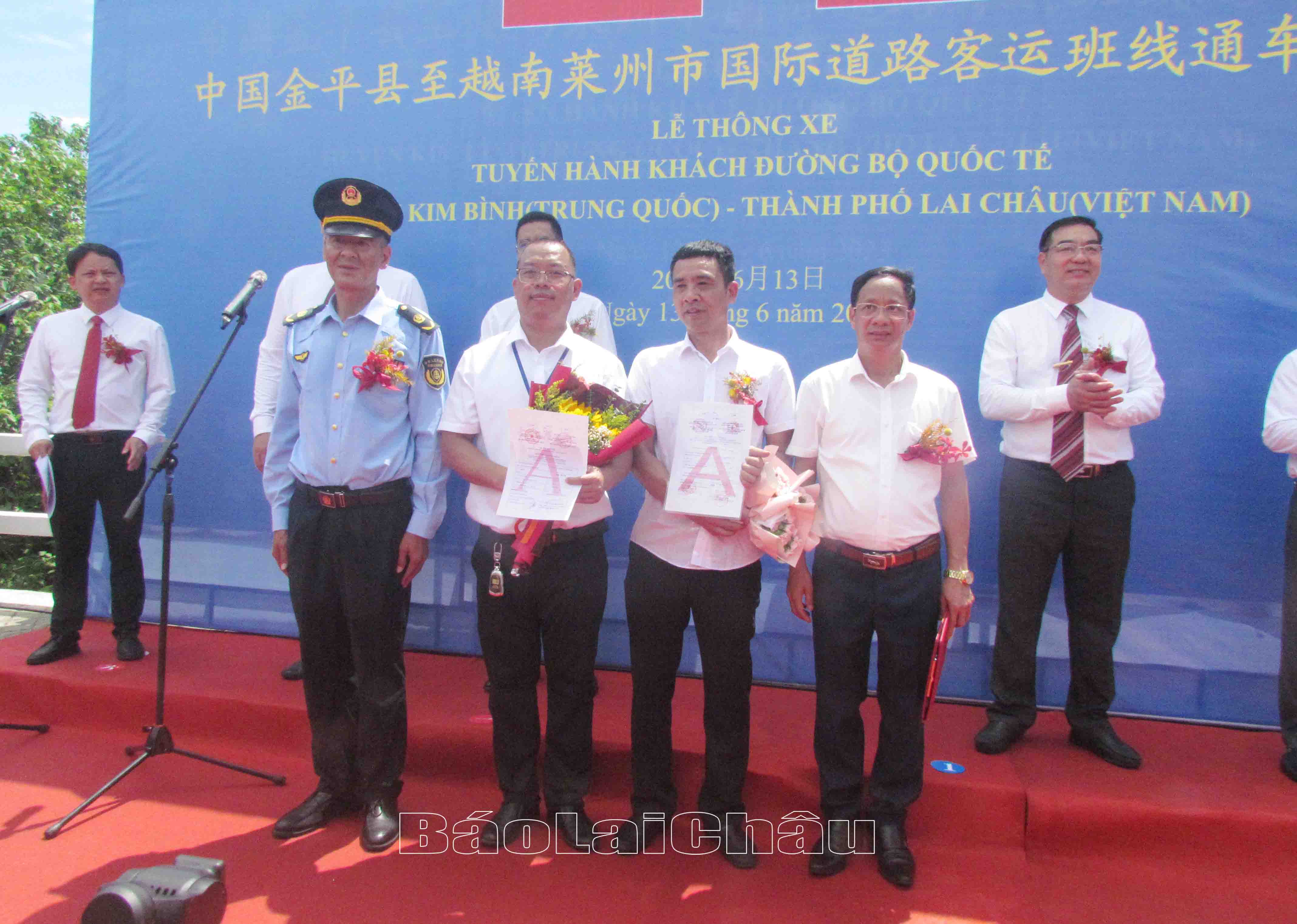 Đại diện Sở GTVT hai bên trao giấy cấp phép khai thác tuyến cho các doanh nghiệp vận tải. 
